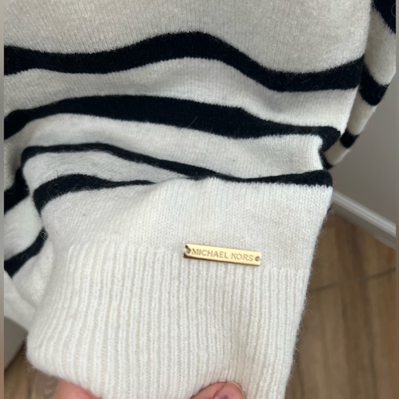 Michael Kors Turle Neck Sweater | Large - Picture 7 of 10
